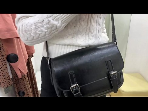 ❤️ 年輕婊子 FeralBerry 在試衣間用假陽具公開自慰 ️ 色情 在我們
